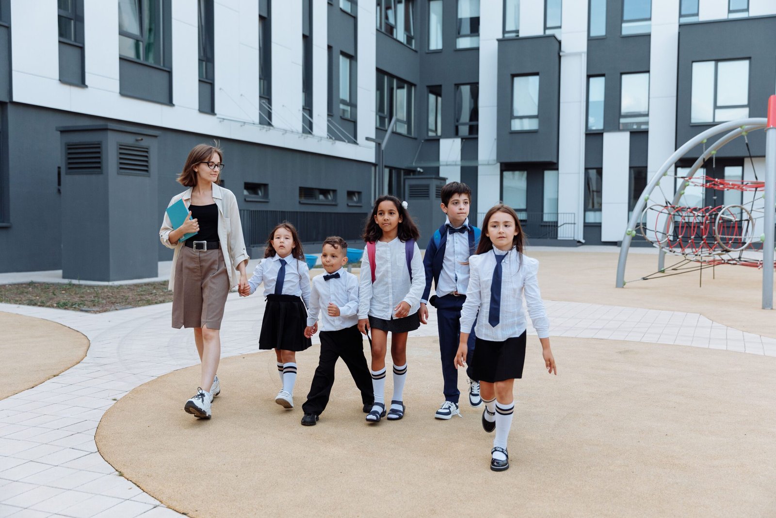 English For Kids 13 – Welcoming visitor at school